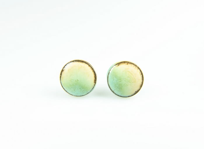 wkrętki ceramiczne beżowo-błękitne na brązowej glinie (2).jpg