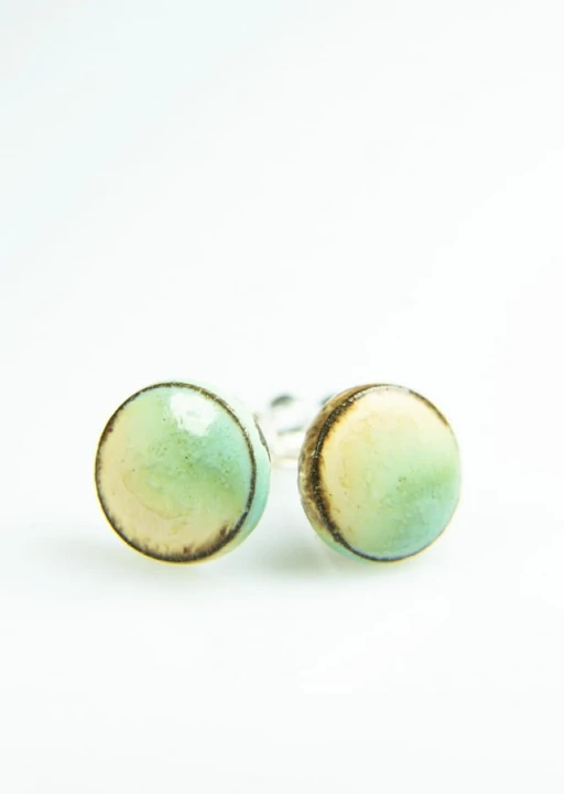 wkrętki ceramiczne beżowo-błękitne na brązowej glinie (3).jpg