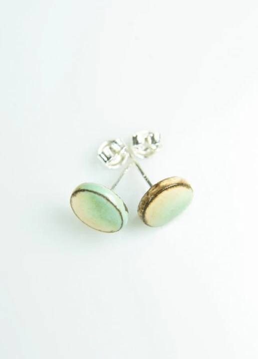 wkrętki ceramiczne beżowo-błękitne na brązowej glinie (4).jpg