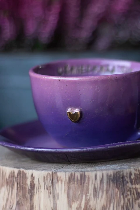 Kubek ceramiczny handmade 400 ml w kolorze fioletowo-różowym, stworzony do codziennego celebrowania kawy i herbaty.