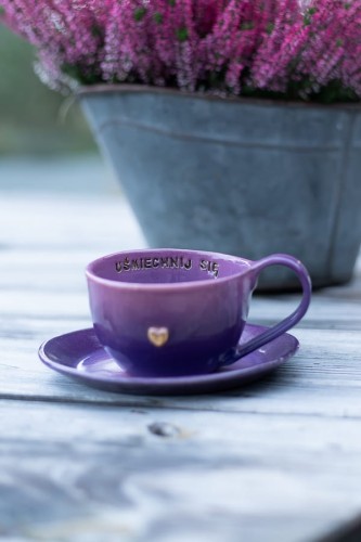 Kubek ceramiczny handmade z afirmacją o pojemności 400 ml, utrzymany w subtelnych fioletowo-różowych przejściach szkliwa. Każdy egzemplarz jest unikatowy i powstaje ręcznie w pracowni.