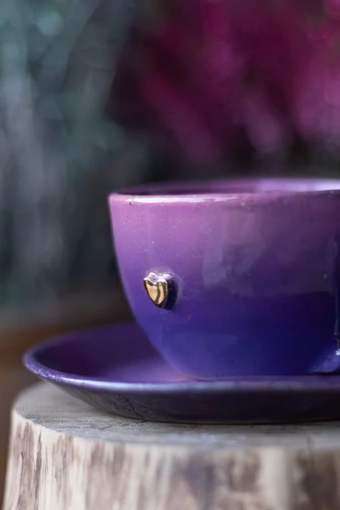 Fioletowo-różowy kubek ceramiczny 400 ml z afirmacją, stworzony do spokojnego picia kawy i herbaty. Idealny dla osób, które cenią estetykę, uważność i przedmioty z duszą.