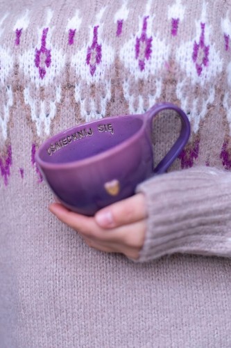 Ręcznie robiona filiżanka ceramiczna o pojemności 300 ml w delikatnych odcieniach fioletu i różu. Idealna do kawy i herbaty, stworzona z myślą o spokojnych codziennych rytuałach.