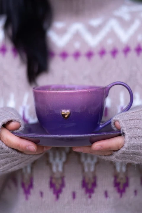 Fioletowo-różowa filiżanka ceramiczna 300 ml wykonana ręcznie, z widocznymi przejściami szkliwa. Każdy egzemplarz jest unikatowy i niepowtarzalny.