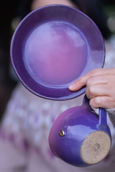 Talerzyk spodek ceramiczny 16 cm fioletowo-różowy handmade – widok z góry