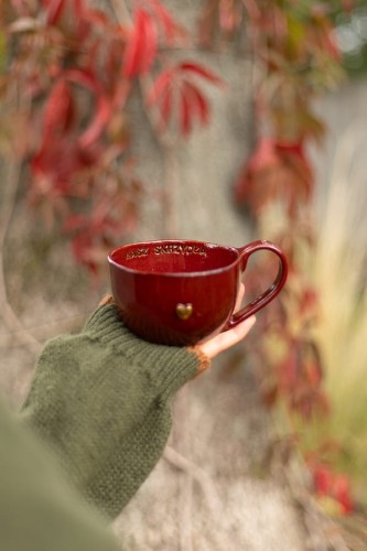 Bordowa filiżanka ceramiczna z afirmacją 300 ml handmade – widok z przodu
