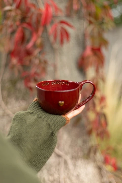 Bordowa filiżanka ceramiczna z afirmacją 300 ml handmade – widok z przodu
