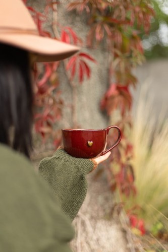 Filiżanka z afirmacją 300 ml bordowa – widok z góry, ceramika handmade