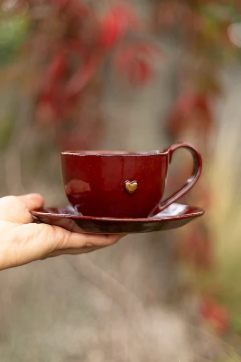 Bordowa filiżanka 300 ml z afirmacją na spodku 16 cm – zestaw ceramiczny handmade