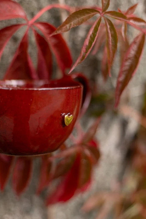 Złoty detal na bordowej filiżance ceramicznej z afirmacją – ręczne zdobienie
