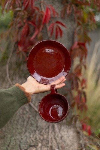 Bordowo-brązowy talerzyk spodek ceramiczny 16 cm handmade – widok z góry