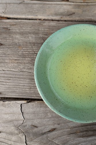 Detal talerzyka spodka ceramicznego 16 cm limonkowo-turkusowego – szkliwo handmade