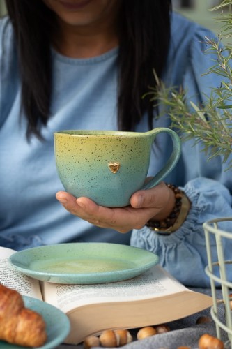 Duży kubek ceramiczny 400 ml limonkowo-turkusowy w dłoni – ceramika handmade