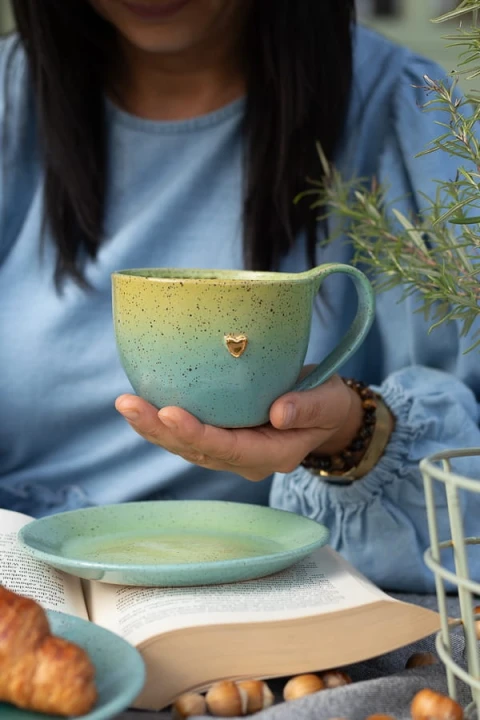 Duży kubek ceramiczny 400 ml limonkowo-turkusowy w dłoni – ceramika handmade