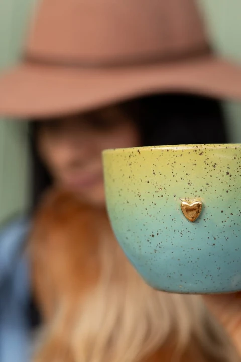 Detal kubka ceramicznego limonkowo-turkusowego 400 ml – szkliwo i ręczne wykończenie