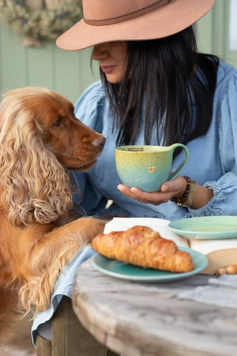 Kubek ceramiczny 400 ml limonkowo-turkusowy w użyciu – kawa lub herbata