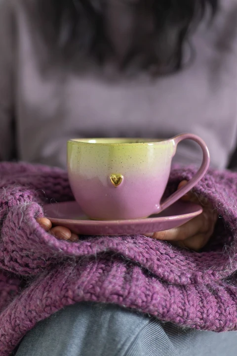 Kubek ceramiczny 400 ml limonkowo-różowy ze spodkiem – zestaw handmade