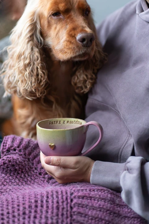 Kubek ceramiczny handmade 400 ml limonkowo-różowy – widok w dłoni