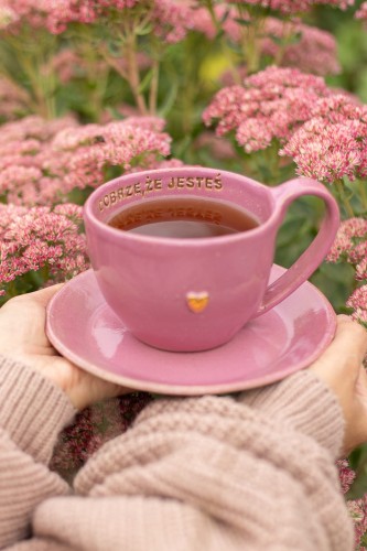 Duży kubek ceramiczny 400 ml różowy handmade trzymany w dłoni