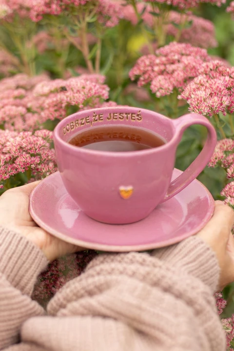 Duży kubek ceramiczny 400 ml różowy handmade trzymany w dłoni