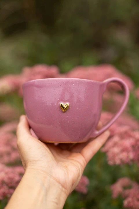 Różowy kubek ceramiczny handmade 400 ml – widok w dłoni