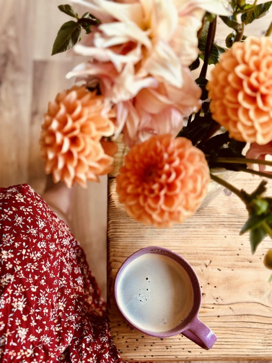 Filiżanka ceramiczna 300 ml różowa z kawą – ceramika handmade