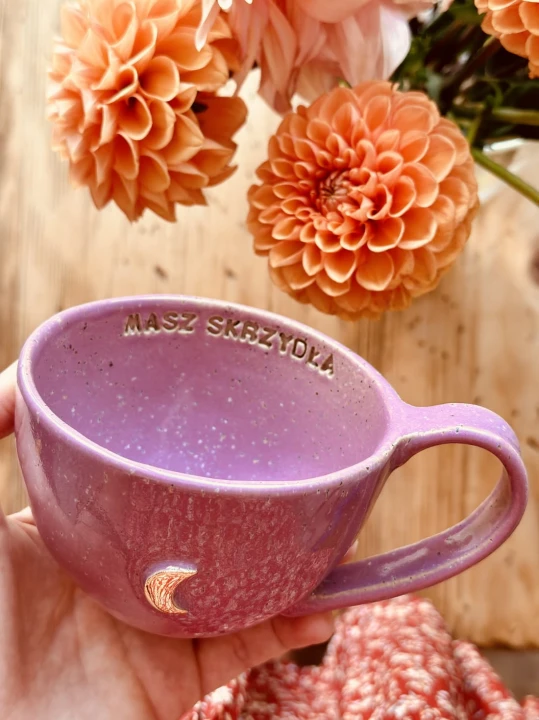 Filiżanka ceramiczna 300 ml różowa handmade – widok w dłoni