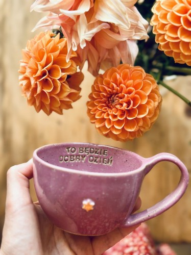 Różowa filiżanka ceramiczna handmade 300 ml trzymana w dłoni