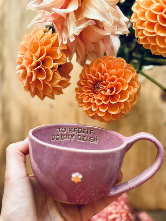 Różowa filiżanka ceramiczna handmade 300 ml trzymana w dłoni