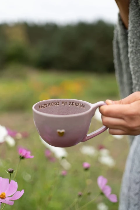 Filiżanka ceramiczna 300 ml szaro-różowa handmade trzymana w dłoni
