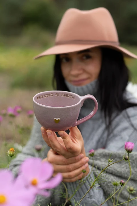 Szaro-różowa filiżanka ceramiczna handmade 300 ml – widok w dłoni