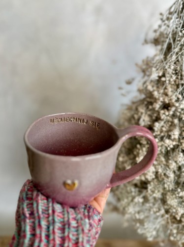 Kubek ceramiczny 400 ml szaro-różowy handmade trzymany w dłoni