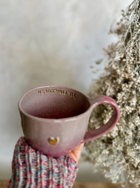 Kubek ceramiczny 400 ml szaro-różowy handmade trzymany w dłoni