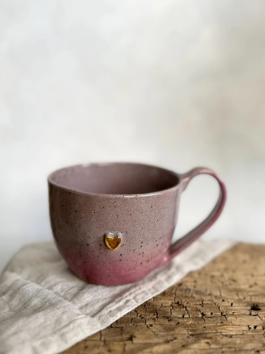Szaro-różowy kubek ceramiczny 400 ml handmade na stole