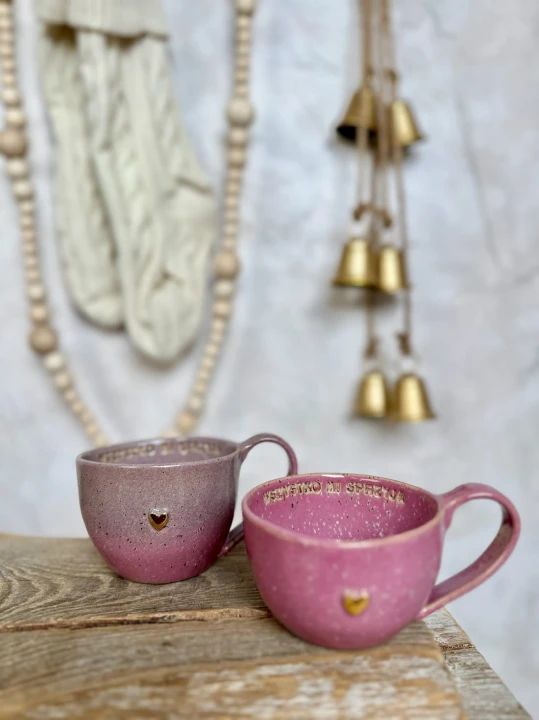 Kubek ceramiczny 400 ml szaro-różowy obok różowej filiżanki