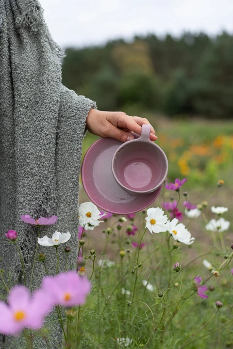 Talerzyk ceramiczny 16 cm szaro-różowy handmade trzymany w dłoni