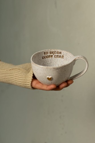 Stracciatella filiżanka ceramiczna handmade 300 ml – widok w dłoni