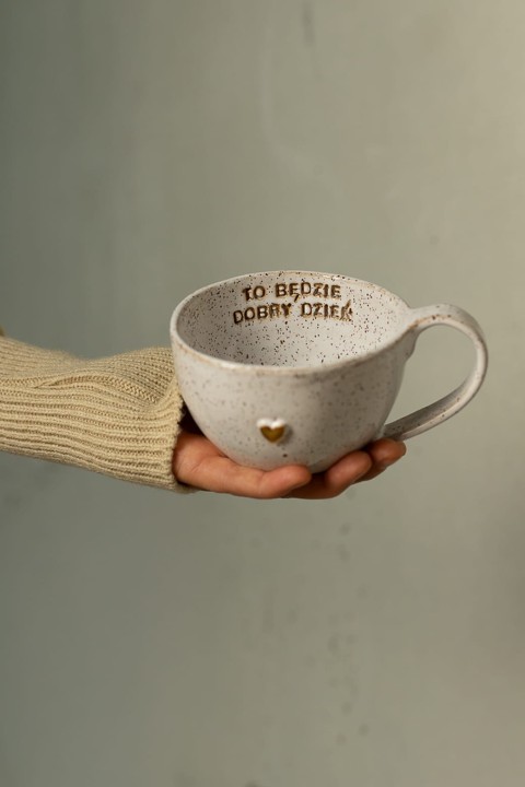 Stracciatella filiżanka ceramiczna handmade 300 ml – widok w dłoni