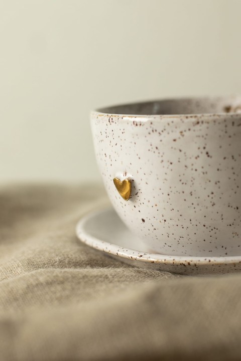 Detal filiżanki ceramicznej stracciatella 300 ml – szkliwo handmade