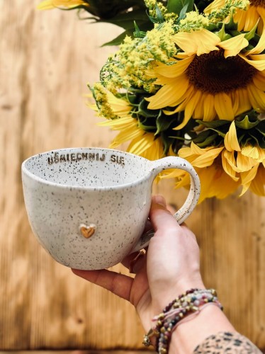 Stracciatella kubek ceramiczny handmade 400 ml – widok w dłoni