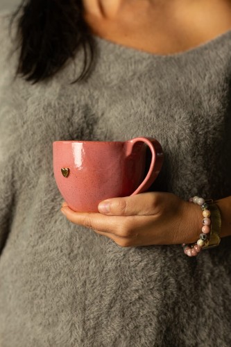 Kubek ceramiczny 400 ml malinowy handmade bez talerzyka, trzymany w dłoni