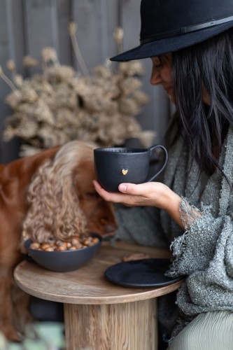 Matowy czarny kubek ceramiczny 400 ml handmade, widok z boku, trzymany w dłoni