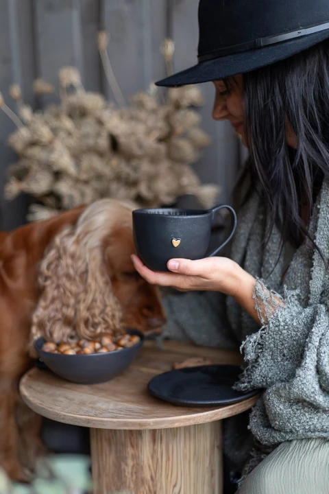 Matowy czarny kubek ceramiczny 400 ml handmade, widok z boku, trzymany w dłoni