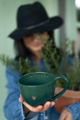 Kubek ceramiczny 400 ml zielono-morski handmade, trzymany w dłoni