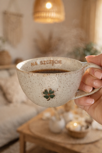 ręcznie robiona filiżanka 300 ml z czterolistną koniczynką w dłoni ceramika stracciatella GajaArte