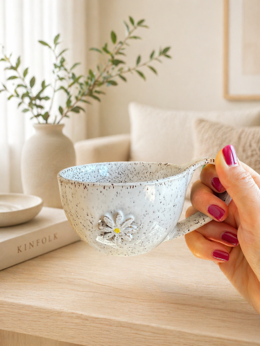 Filiżanka ze stokrotką