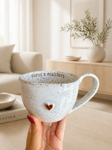 Duży kubek ceramiczny ze złotym serduszkiem