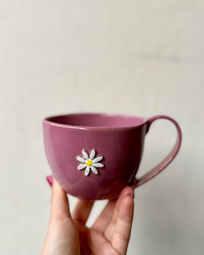 Różowa filiżanka handmade z kwiatem – wiosenna ceramika