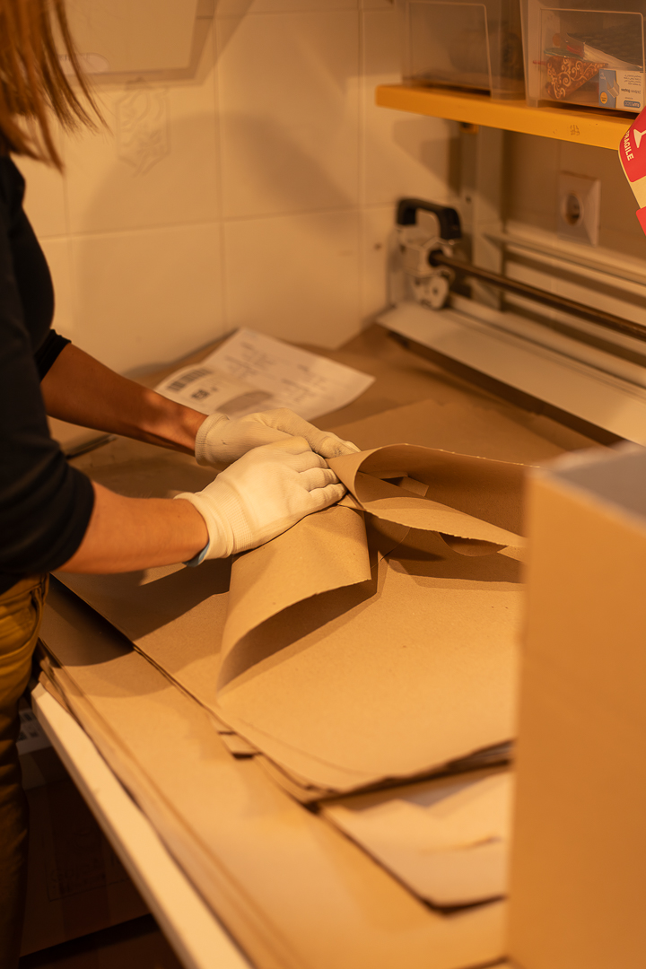 Zawijanie ceramiki w papier