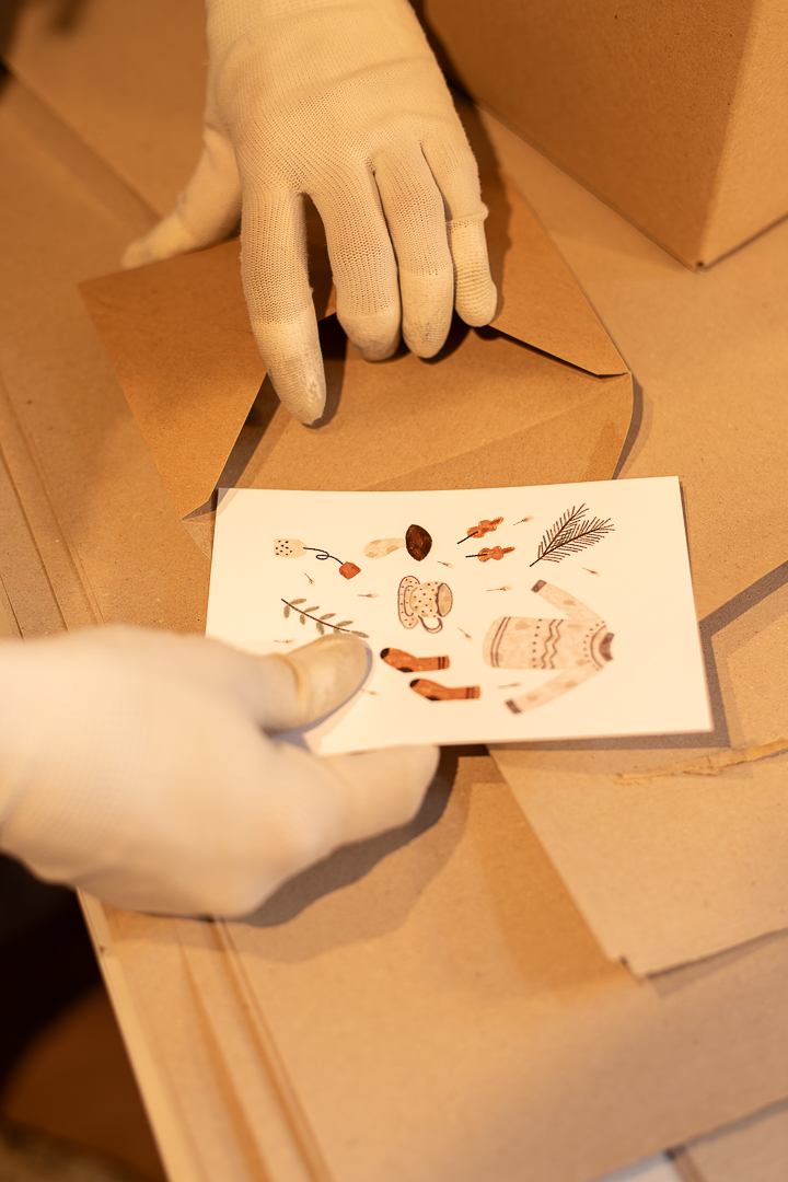 Wkładanie podziękowania do paczki